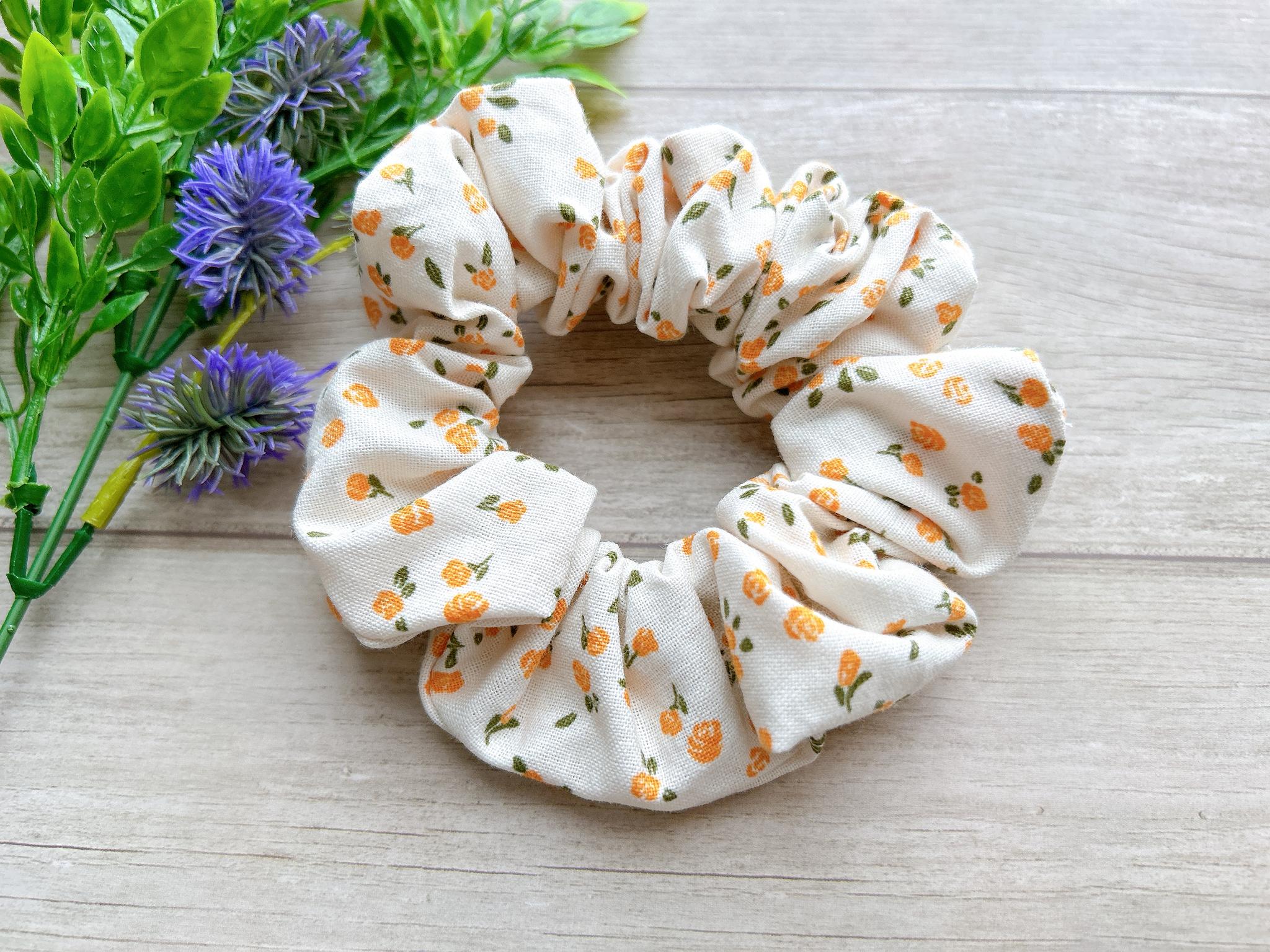 送料無料 シュシュ♡ (黄色 小花柄)1枚目の画像