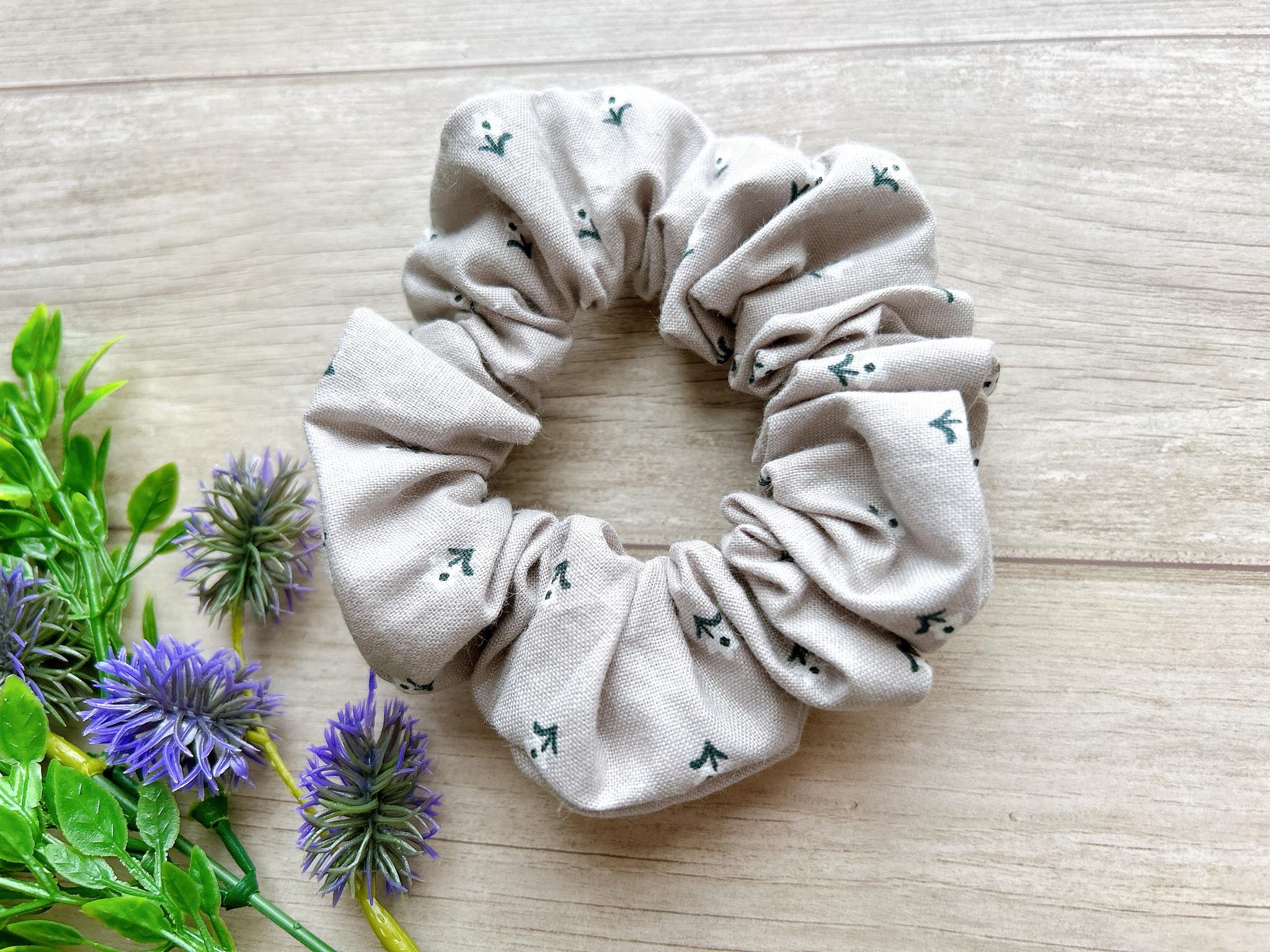 送料無料 シュシュ♡ (グレー 小花柄)1枚目の画像